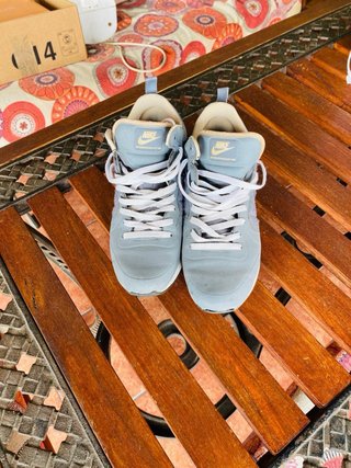 Zapatillas Nike grises y beige