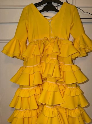 Traje de flamenca amarillo volantes