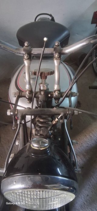 Motocicleta Norton Plata y Negra