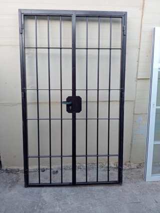 Puerta de hierro macizo,  con su marco 1.20x2.03