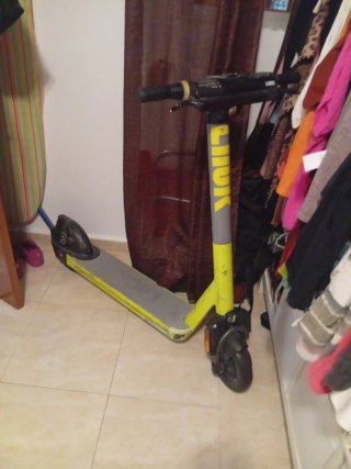 Patinete eléctrico LINK con su cargador