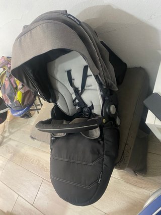 Carrito de bebé gris, incluye silla para coche