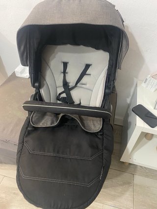Carrito de bebé gris, incluye silla para coche