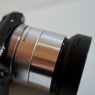 Sigma 19mm f2.8 DN Art Sony E prata c/ caixa