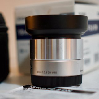 Sigma 19mm f2.8 DN Art Sony E prata c/ caixa