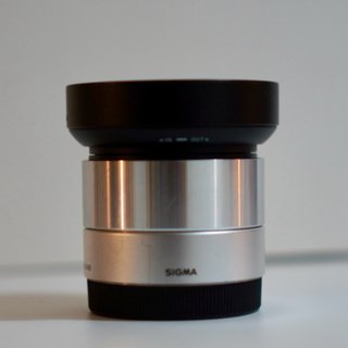 Sigma 19mm f2.8 DN Art Sony E prata c/ caixa