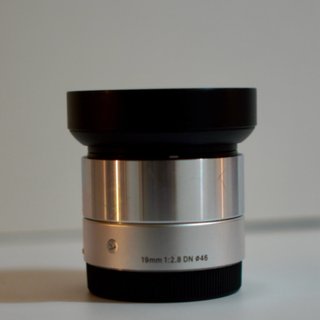 Sigma 19mm f2.8 DN Art Sony E prata c/ caixa