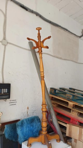 Se vende Perchero de madera clásico 50€