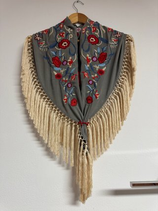 Manton bordado gris y rojo con flecos