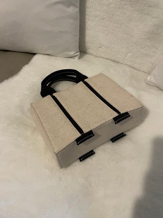 Bolso de mano beige y negro