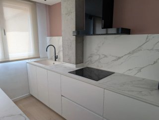 Cocina de diseño completa con mármol y madera