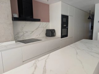 Cocina de diseño completa con mármol y madera