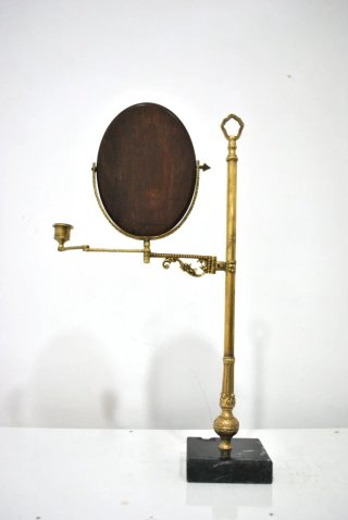 Antiguo espejo de tocador con palmatoria