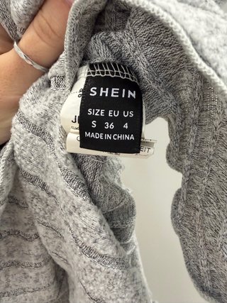 Top a coste grigio a manica lunga