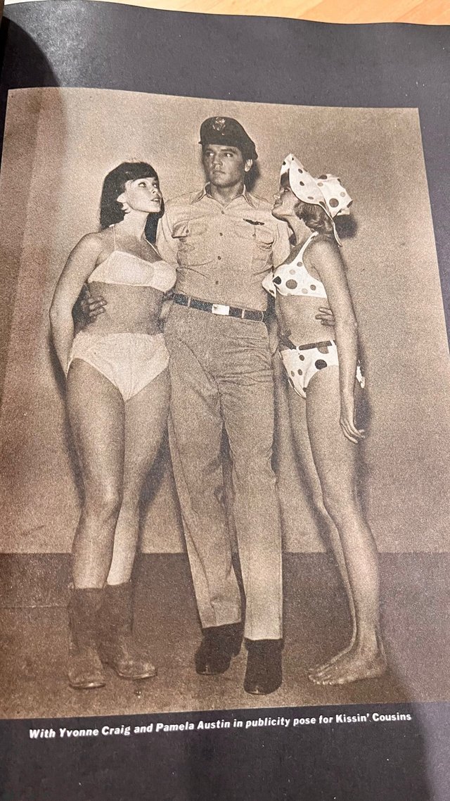 THE ELVIS PRESLEY SCRAPBOOK Solid Gold Memories