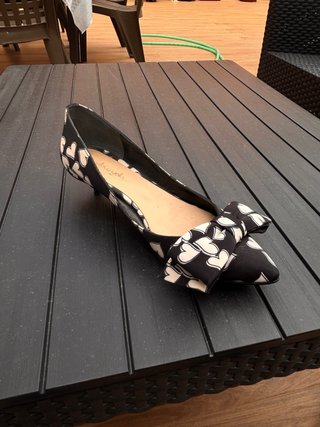 Zapatos tacón estampado corazones con lazo Mujer