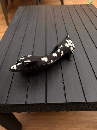 Zapatos tacón estampado corazones con lazo Mujer