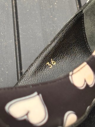 Zapatos tacón estampado corazones con lazo Mujer