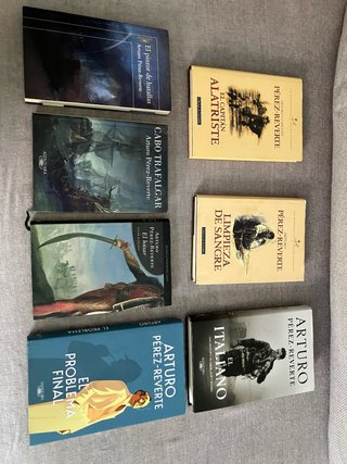 Colección de siete libros de Arturo López Reverte