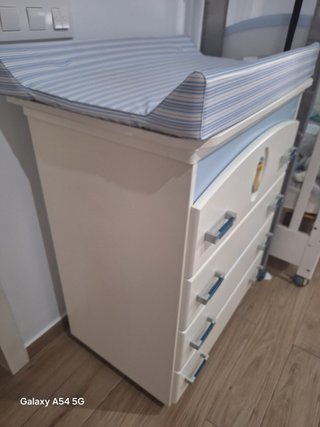 Cuna de bebé blanca con móvil