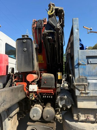 Renault kerax 6x4 volquete y grúa  f330 2002