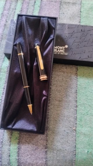 Bolígrafo Montblanc Elegante Negro y Dorado