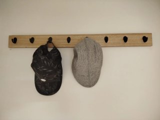 Perchero de madera con ganchos negros