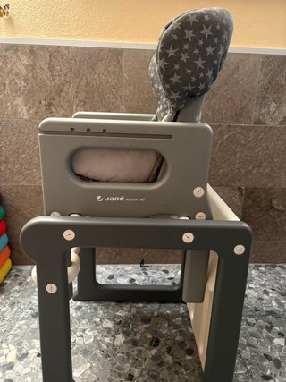 Silla de bebé con mesa