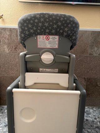 Silla de bebé con mesa