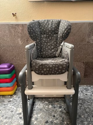 Silla de bebé con mesa