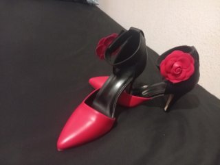 Zapatos de fiesta rojos y negros con flor
