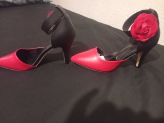 Zapatos de fiesta rojos y negros con flor