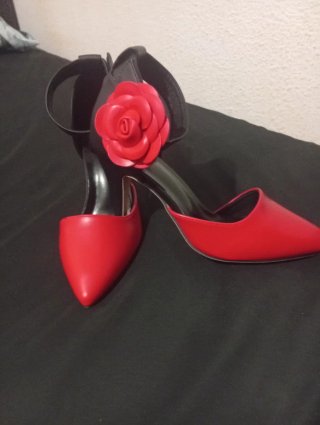 Zapatos de fiesta rojos y negros con flor
