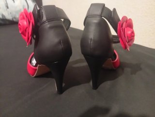 Zapatos de fiesta rojos y negros con flor