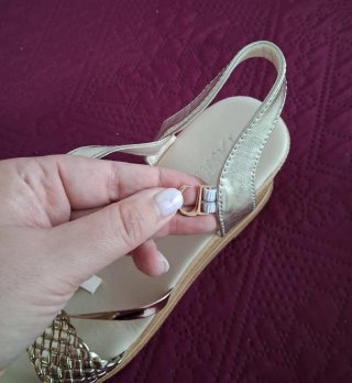 Sandali con zeppa dorati e beige
