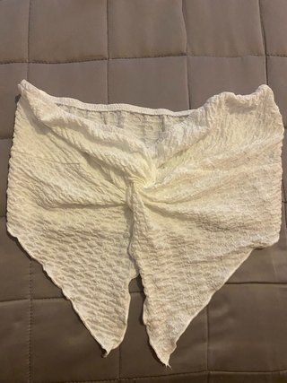 Top blanco fruncido con nudo