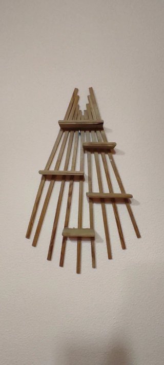 Estantería de madera decorativa