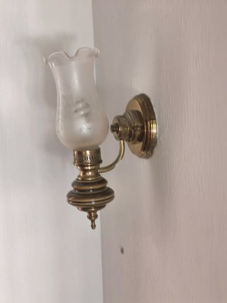 Lámpara de pared dorada y transparente