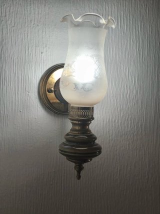 Lámpara de pared dorada y transparente