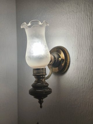 Lámpara de pared dorada y transparente