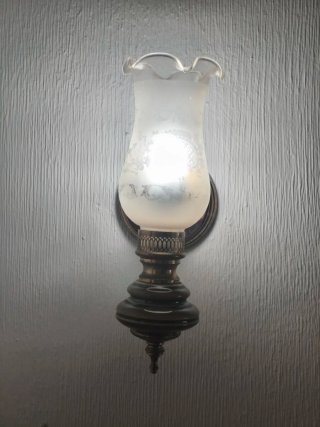 Lámpara de pared dorada y transparente