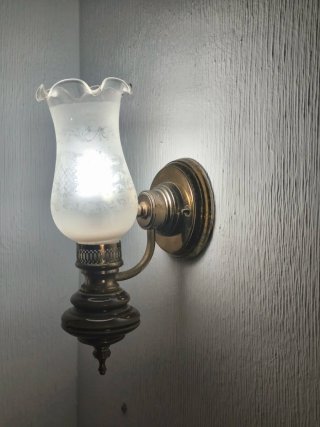 Lámpara de pared dorada y transparente