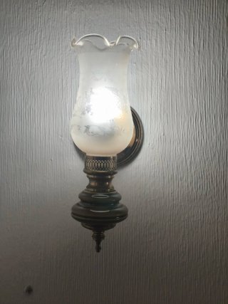 Lámpara de pared dorada y transparente