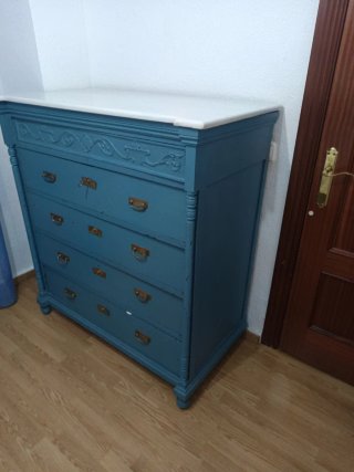 Antigua cómoda de madera con mármol
