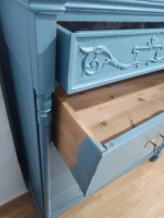 Antigua cómoda de madera con mármol