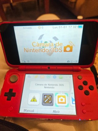 Nintendo 2DS XL Poké Ball Edition