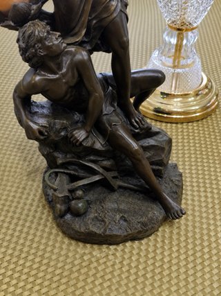 Lámpara de mesa de bronce con figuras