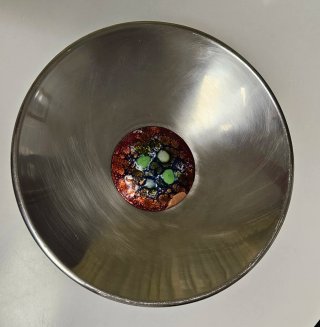 Frutero de acero antiguo con adorno
