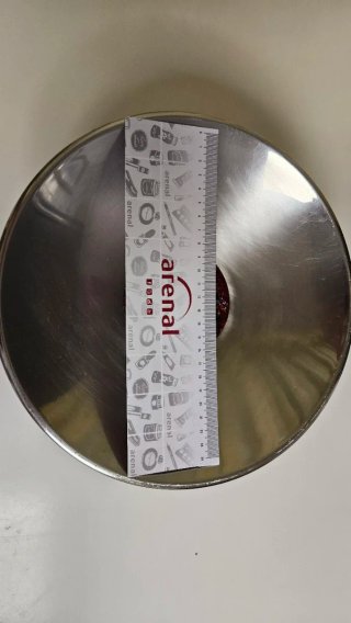 Frutero de acero antiguo con adorno