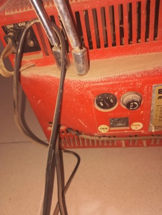 Televisor Antiguo Rojo y Blanco